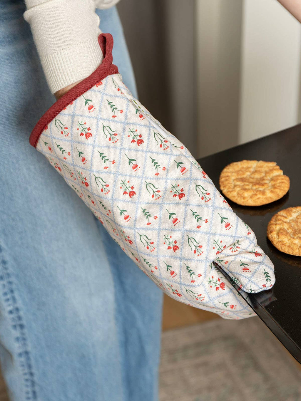 Scandinavian Folk Floral Pot Holder & Oven Mitt Set