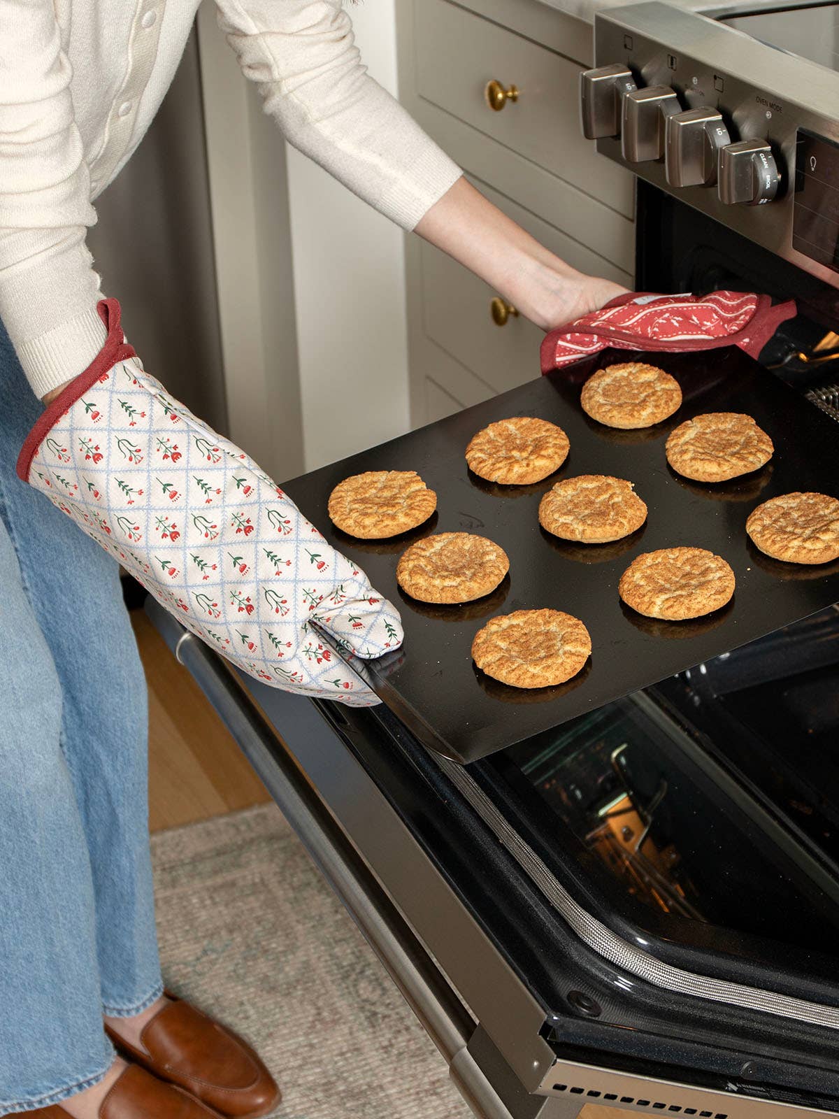 Scandinavian Folk Floral Pot Holder & Oven Mitt Set